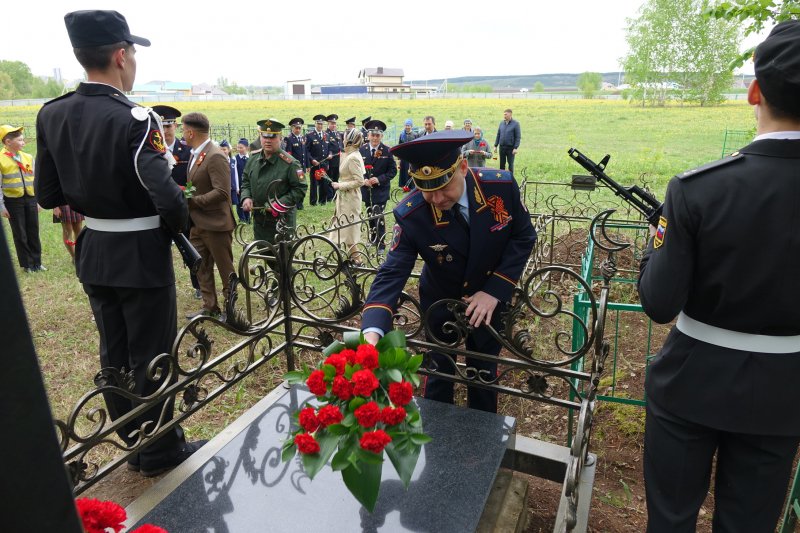 Заместитель министра внутренних дел Татарстана Алексей Соколов возложил цветы к могиле Героя Советского Союза Сабира Ахтямова